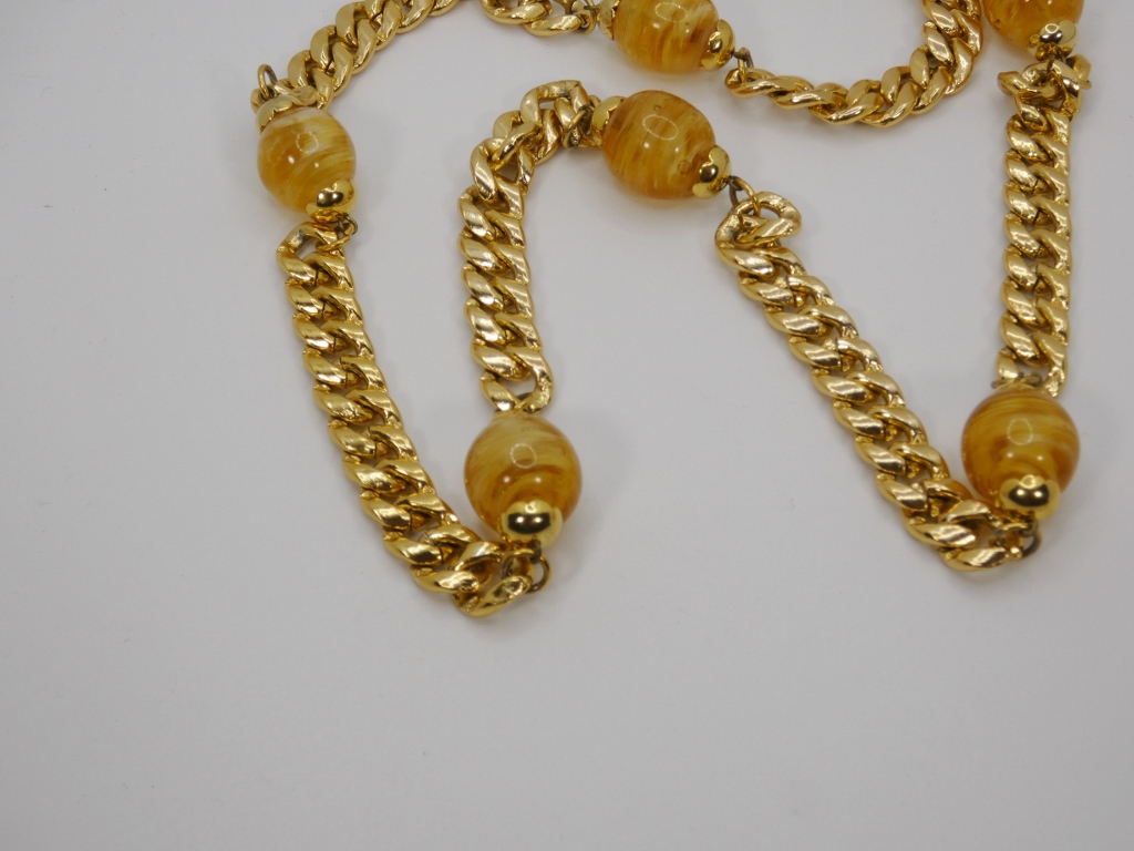 Yves Saint Laurent, collier sautoir vintage 1980 en métal doré et perles verre, YSL – Image 6
