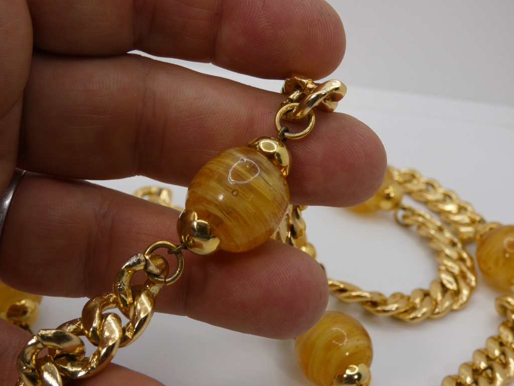 Yves Saint Laurent, collier sautoir vintage 1980 en métal doré et perles verre, YSL – Image 5