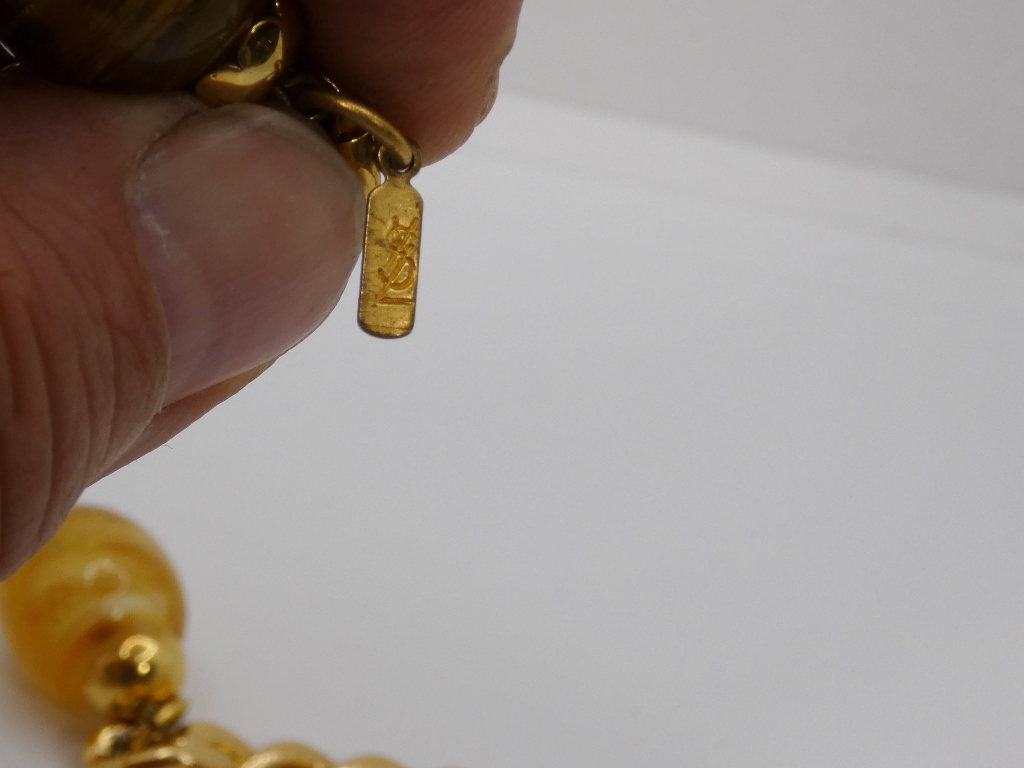 Yves Saint Laurent, collier sautoir vintage 1980 en métal doré et perles verre, YSL – Image 4