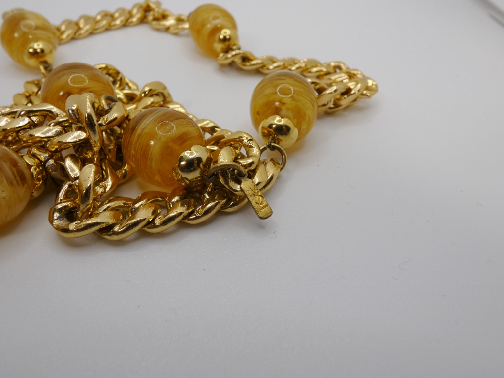 Yves Saint Laurent, collier sautoir vintage 1980 en métal doré et perles verre, YSL – Image 3