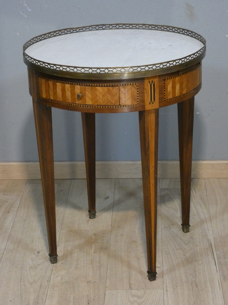 Table bouillotte de style Louis XVI en frisage de bois de rose et palissandre, époque XIX ème