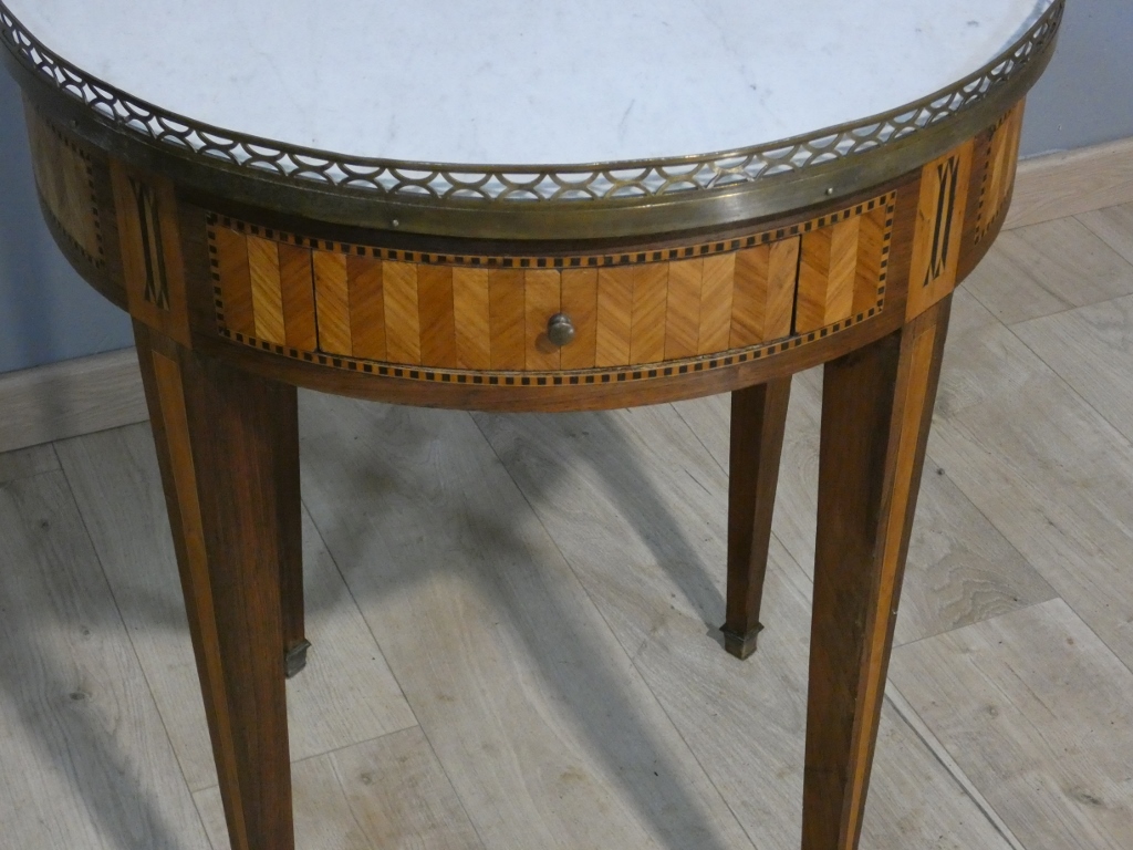 Table bouillotte de style Louis XVI en frisage de bois de rose et palissandre, époque XIX ème – Image 2