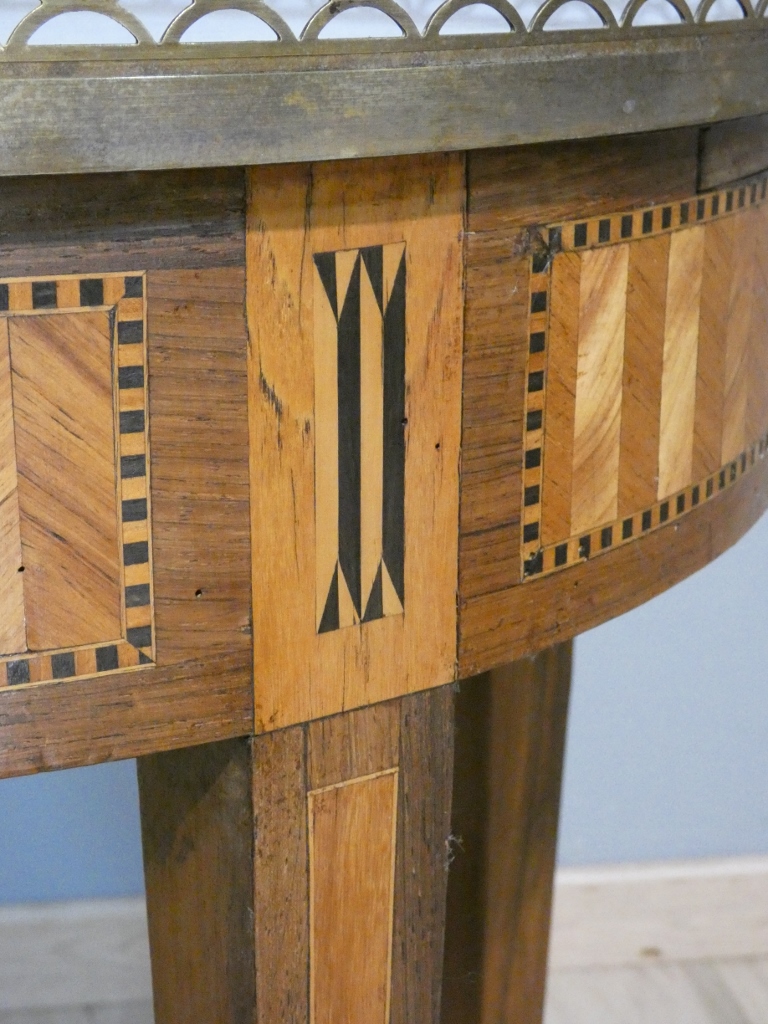 Table bouillotte de style Louis XVI en frisage de bois de rose et palissandre, époque XIX ème – Image 3