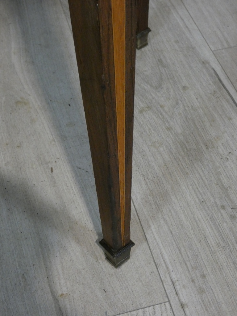 Table bouillotte de style Louis XVI en frisage de bois de rose et palissandre, époque XIX ème – Image 6