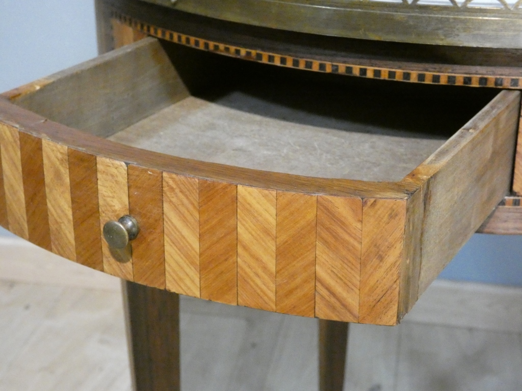 Table bouillotte de style Louis XVI en frisage de bois de rose et palissandre, époque XIX ème – Image 7
