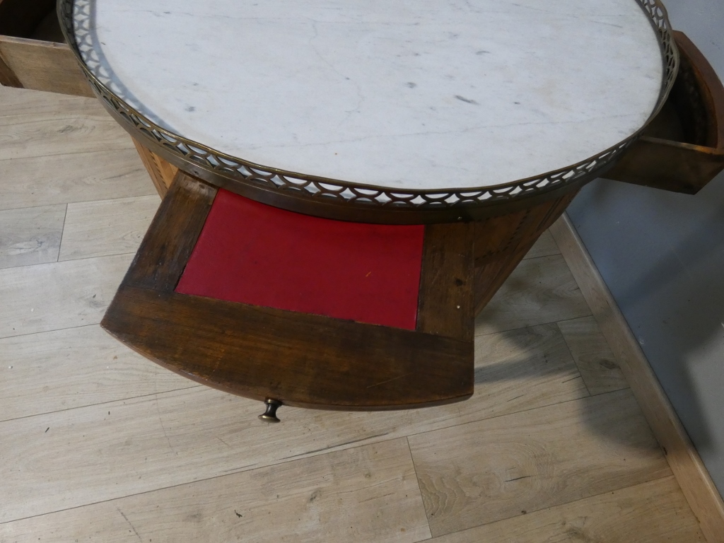 Table bouillotte de style Louis XVI en frisage de bois de rose et palissandre, époque XIX ème – Image 9