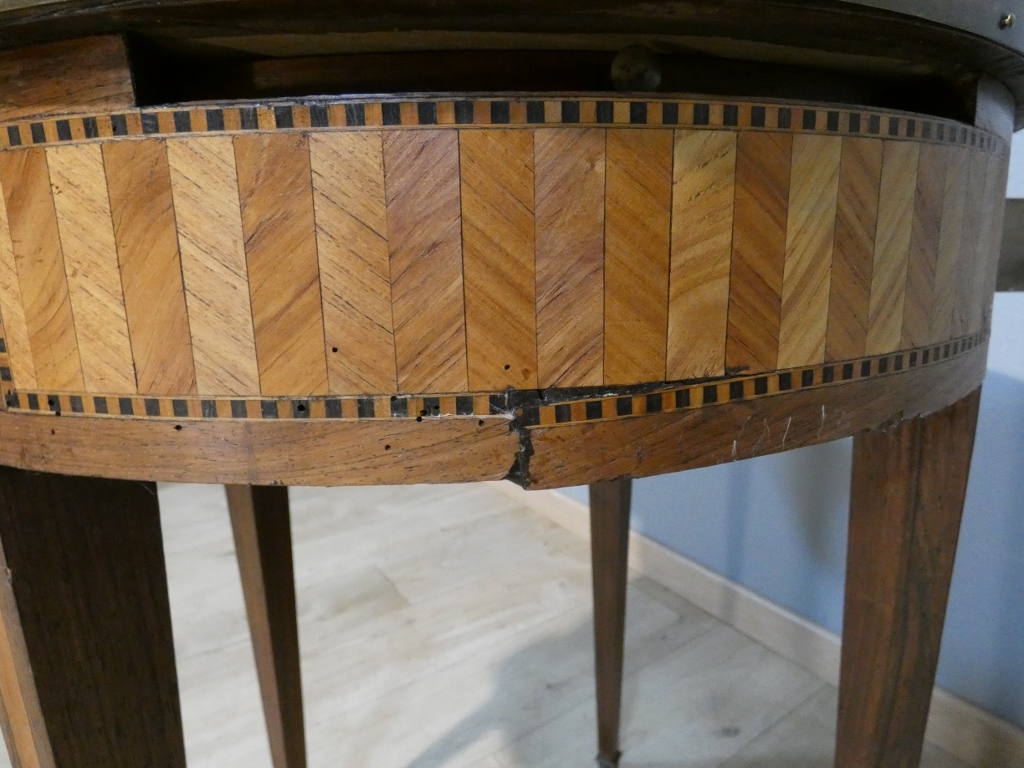 Table bouillotte de style Louis XVI en frisage de bois de rose et palissandre, époque XIX ème – Image 8