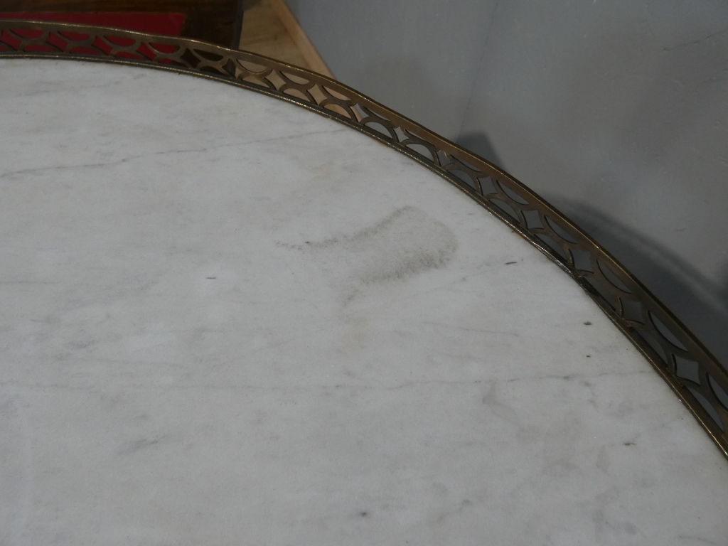 Table bouillotte de style Louis XVI en frisage de bois de rose et palissandre, époque XIX ème – Image 11