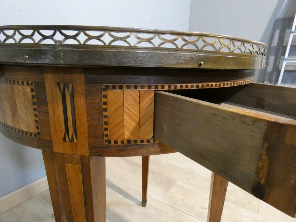 Table bouillotte de style Louis XVI en frisage de bois de rose et palissandre, époque XIX ème – Image 5