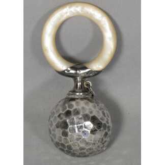 Hochet de bébé en argent massif et nacre, époque XIX ème