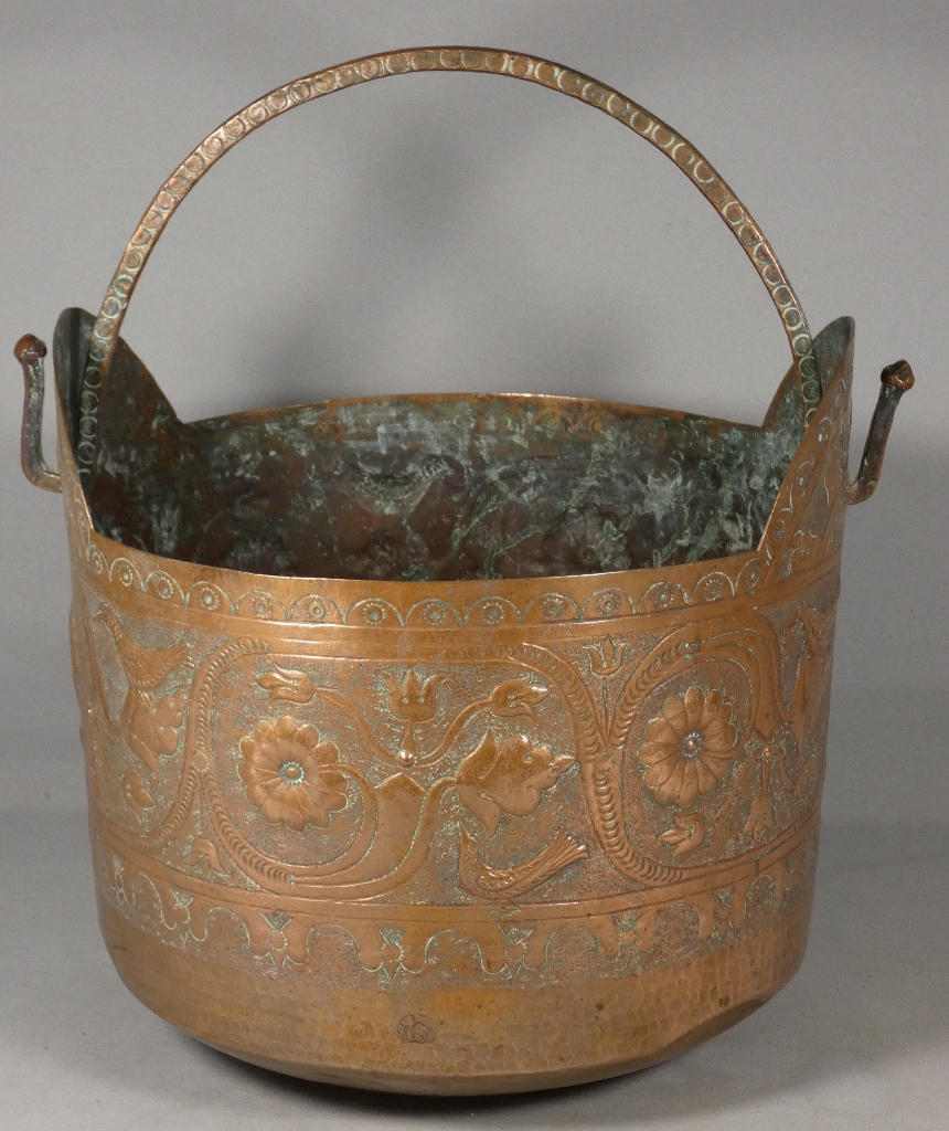Seau ou chaudron en cuivre gravé et ciselé d'époque XVII ème siècle