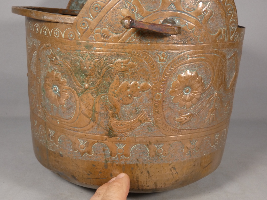 Seau ou chaudron en cuivre gravé et ciselé d'époque XVII ème siècle – Image 4