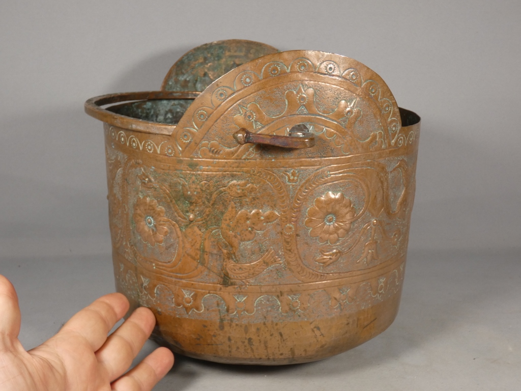 Seau ou chaudron en cuivre gravé et ciselé d'époque XVII ème siècle – Image 5
