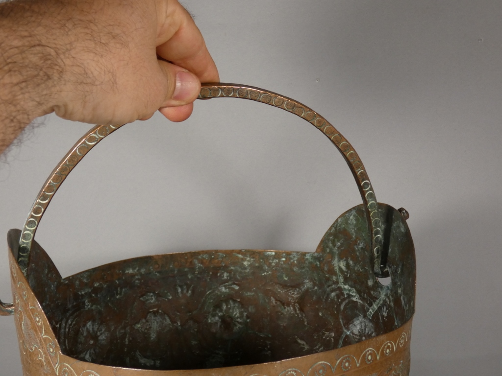 Seau ou chaudron en cuivre gravé et ciselé d'époque XVII ème siècle – Image 10