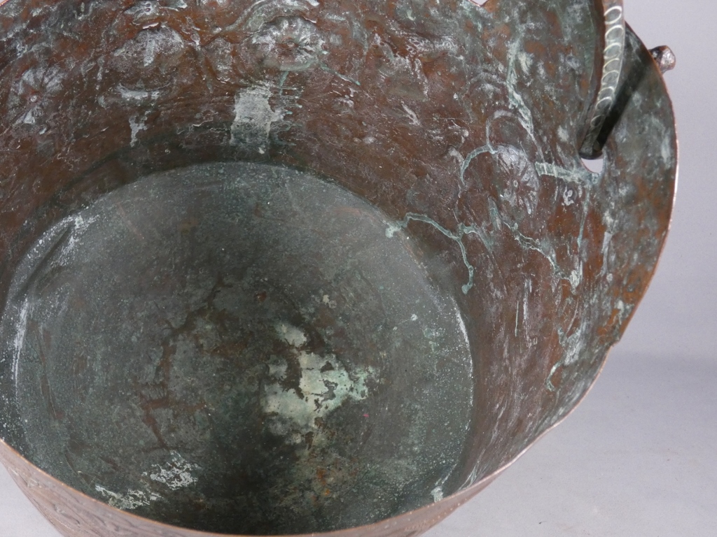 Seau ou chaudron en cuivre gravé et ciselé d'époque XVII ème siècle – Image 9