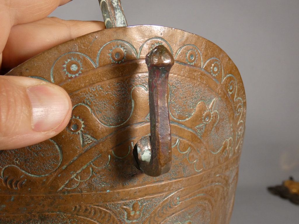 Seau ou chaudron en cuivre gravé et ciselé d'époque XVII ème siècle – Image 8