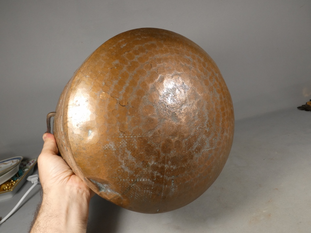 Seau ou chaudron en cuivre gravé et ciselé d'époque XVII ème siècle – Image 7