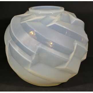 André Hunebelle, vase Saturne boule en verre opalescent, époque Art Déco