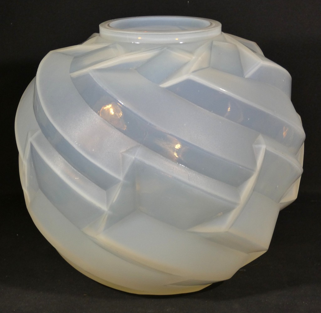 André Hunebelle, vase Saturne boule en verre opalescent, époque Art Déco