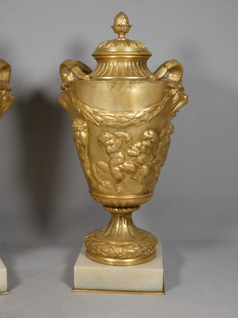 Paire de cassolettes en bronze doré dans le goût de Clodion, XIXᵉ siècle – Image 10