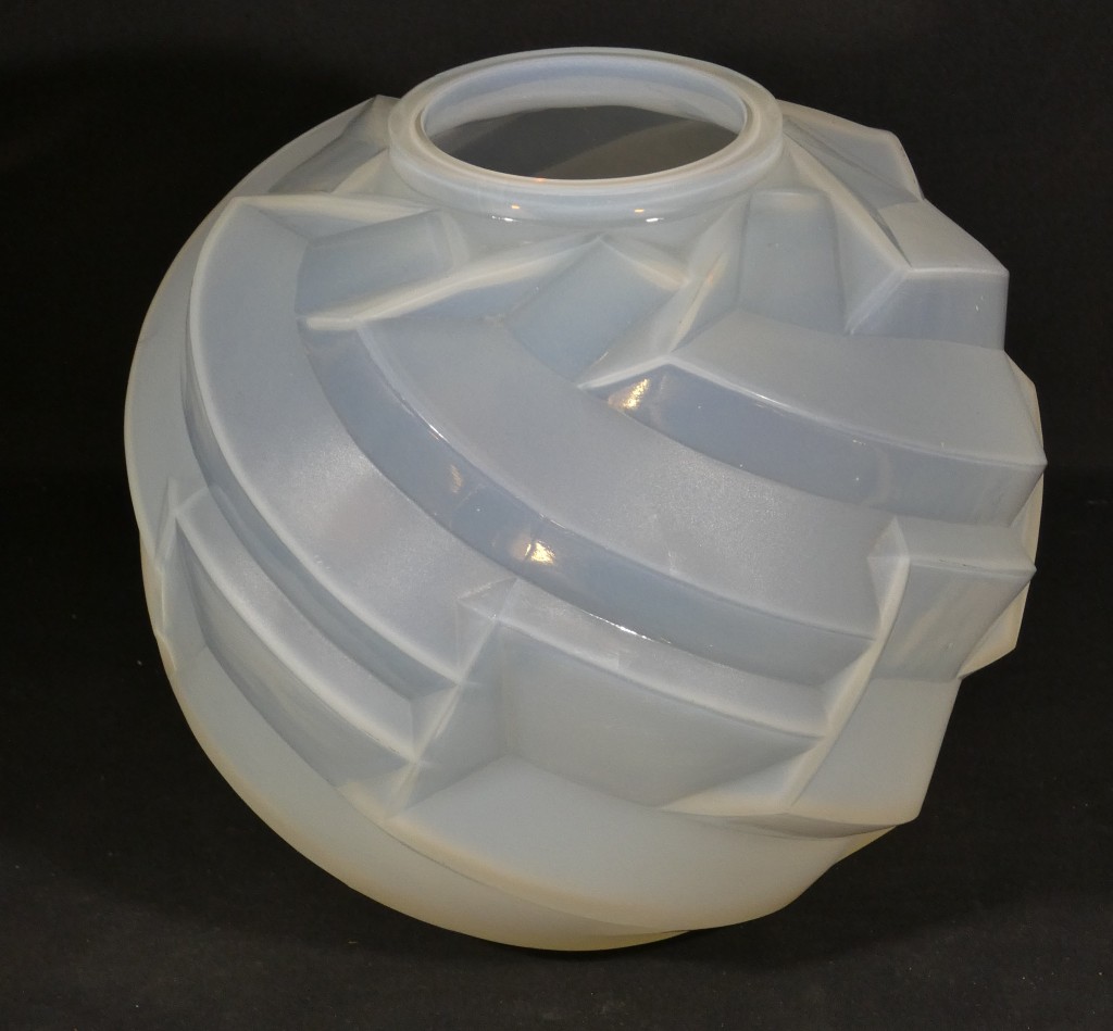 André Hunebelle, vase Saturne boule en verre opalescent, époque Art Déco – Image 2