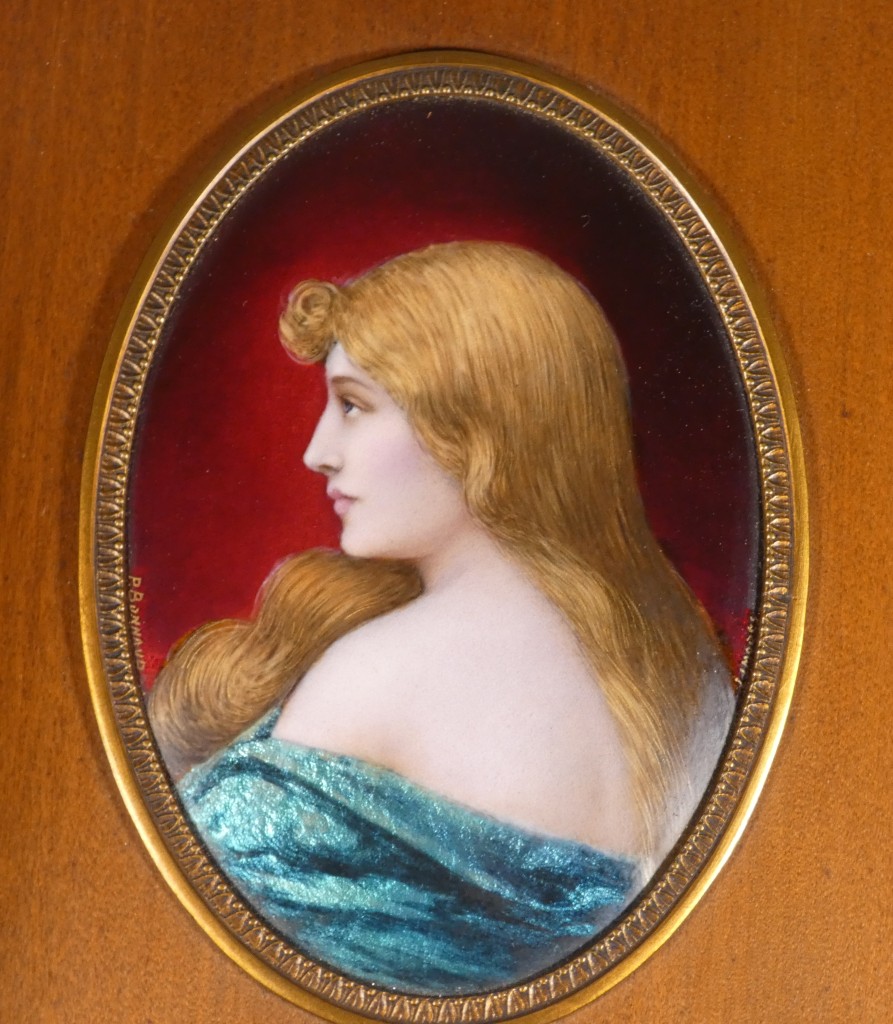 Paul Bonnaud (1873-1953) Limoges, portrait en profil d'une jeune femme, émail sur cuivre