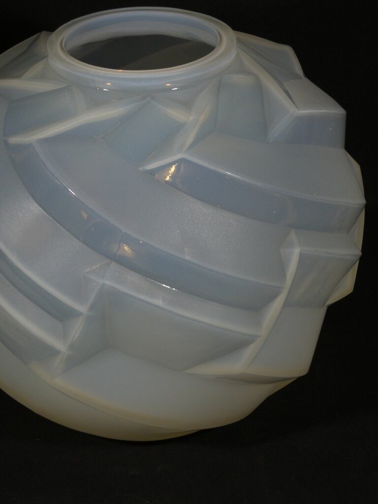 André Hunebelle, vase Saturne boule en verre opalescent, époque Art Déco – Image 6