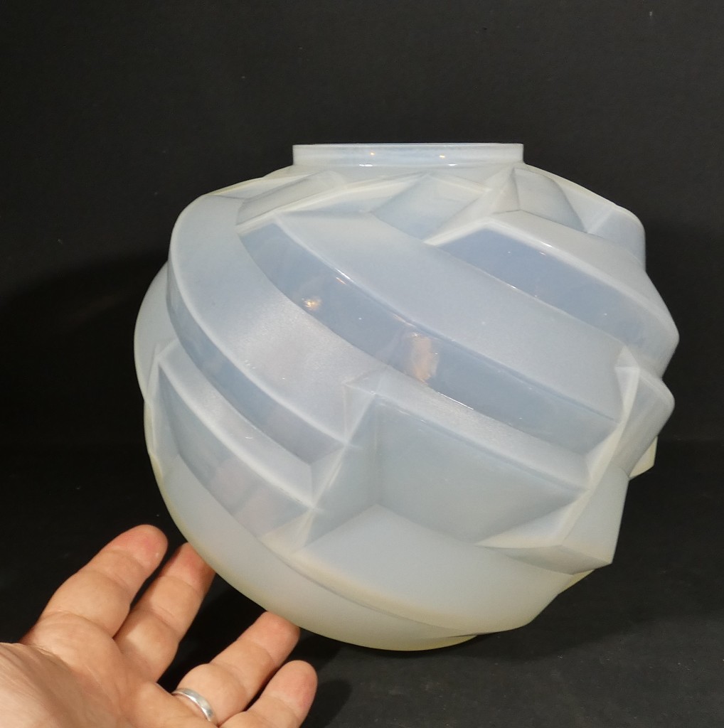 André Hunebelle, vase Saturne boule en verre opalescent, époque Art Déco – Image 3