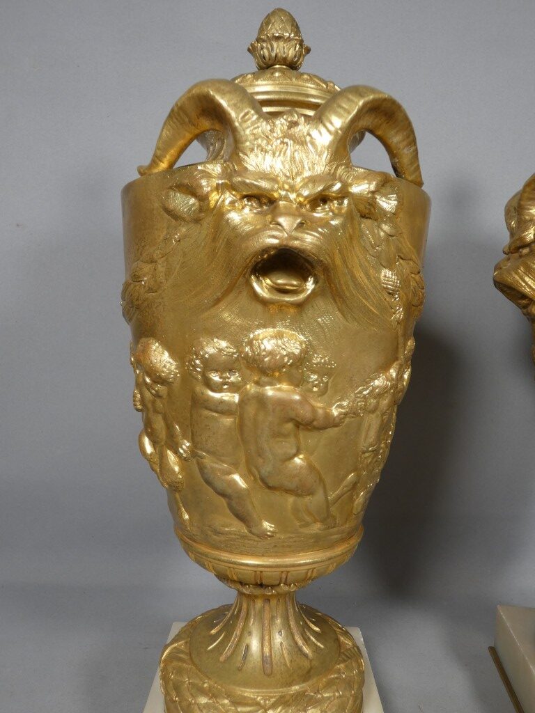Paire de cassolettes en bronze doré dans le goût de Clodion, XIXᵉ siècle – Image 3
