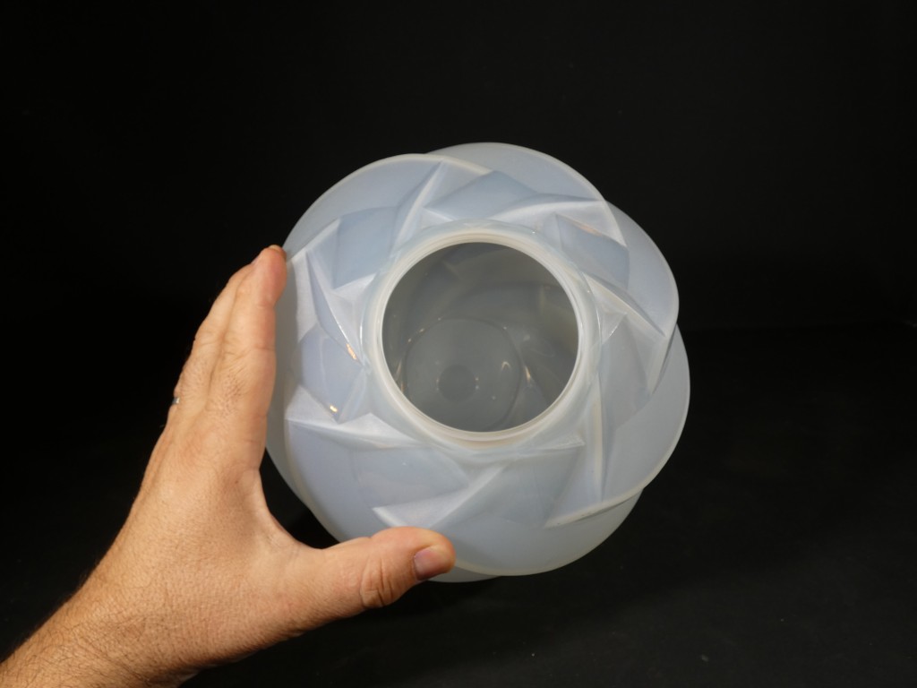 André Hunebelle, vase Saturne boule en verre opalescent, époque Art Déco – Image 4