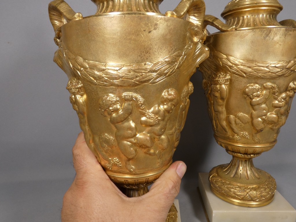 Paire de cassolettes en bronze doré dans le goût de Clodion, XIXᵉ siècle – Image 6