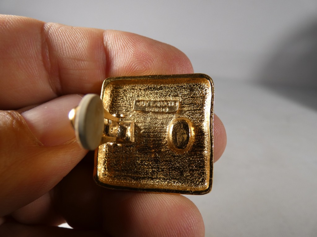 Guy Laroche, clips d'oreille vintage en métal doré vers 1970-1980 – Image 4