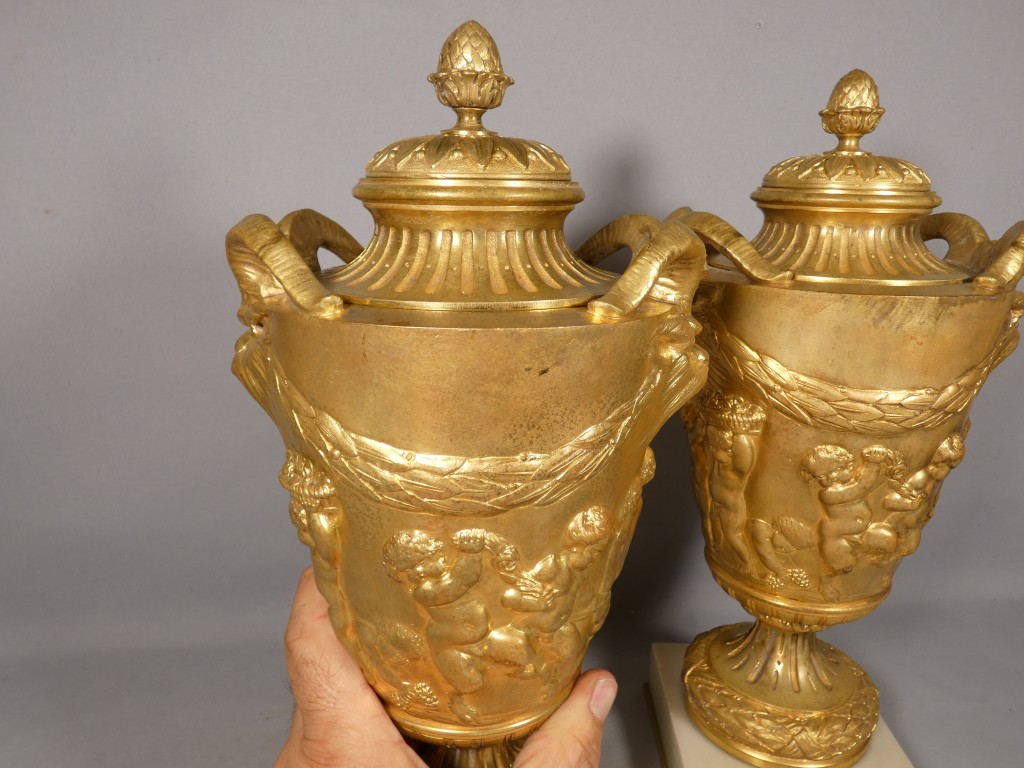Paire de cassolettes en bronze doré dans le goût de Clodion, XIXᵉ siècle – Image 5