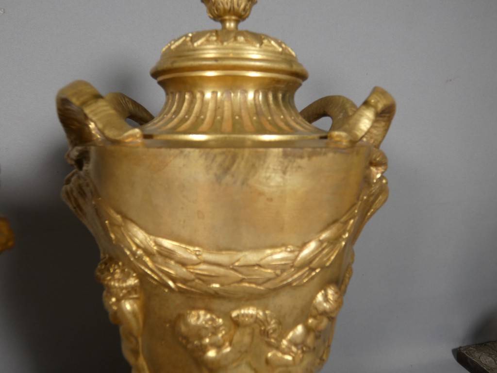 Paire de cassolettes en bronze doré dans le goût de Clodion, XIXᵉ siècle – Image 4