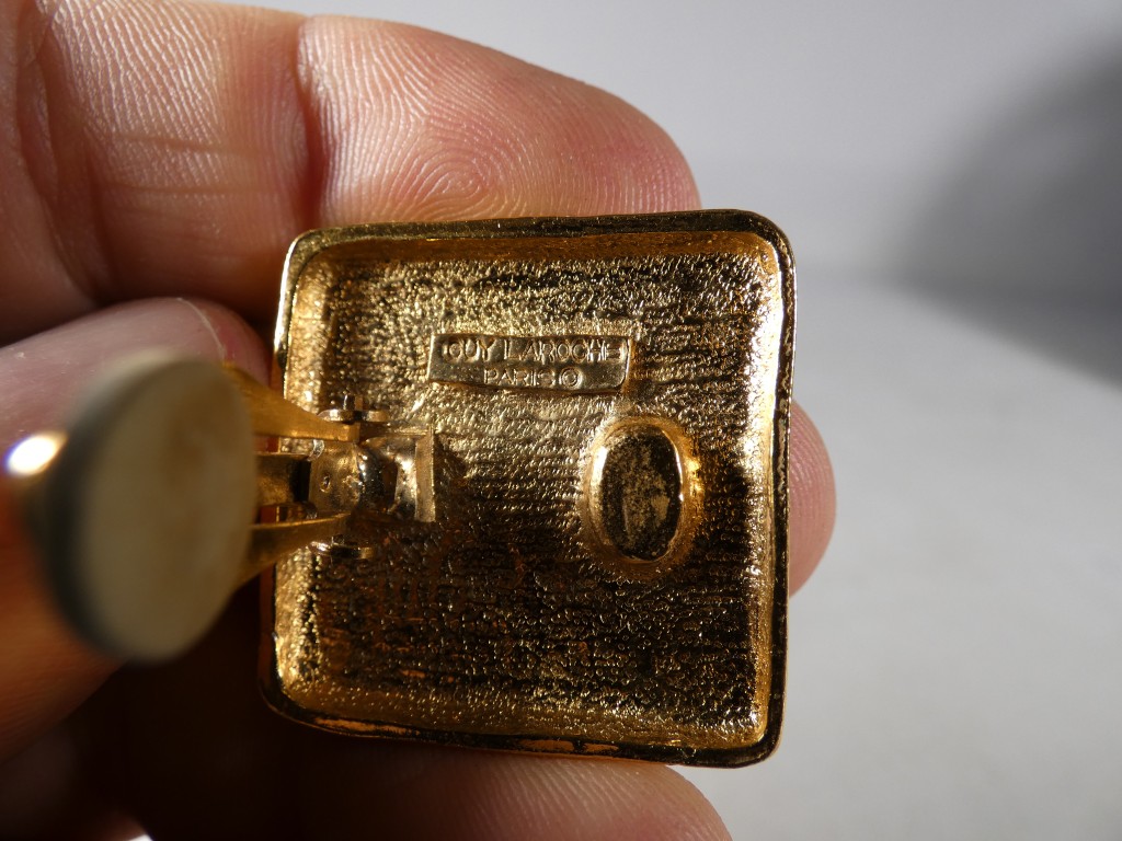 Guy Laroche, clips d'oreille vintage en métal doré vers 1970-1980 – Image 3