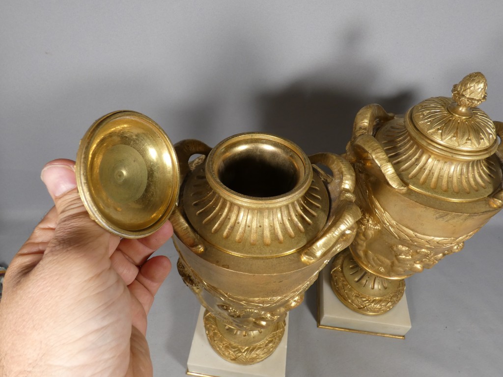 Paire de cassolettes en bronze doré dans le goût de Clodion, XIXᵉ siècle – Image 11