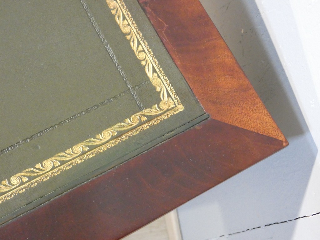 Bureau plat Directoire en acajou et placage, époque début XIX ème – Image 6
