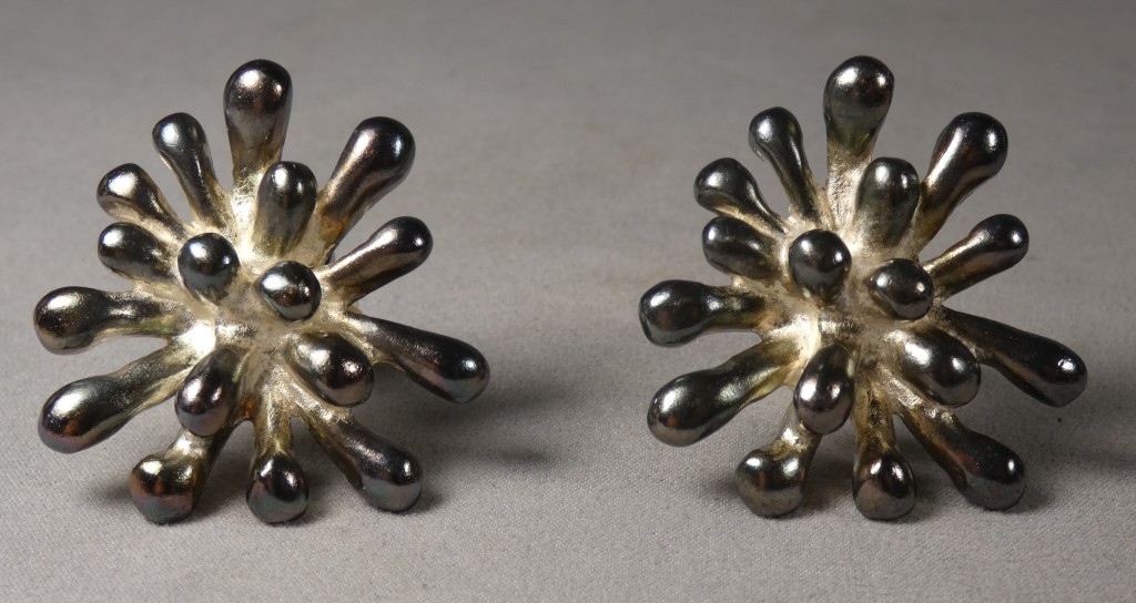 Christian Lacroix, anémones de mer, paire de boucles clips d'oreilles en métal argenté