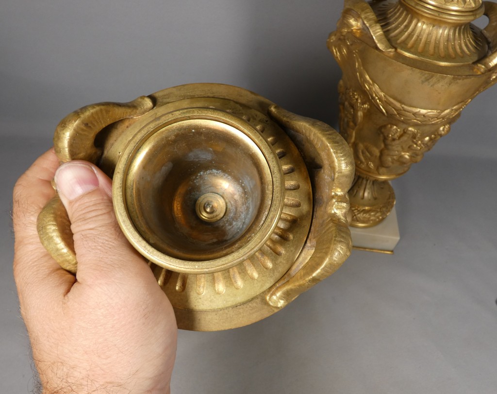 Paire de cassolettes en bronze doré dans le goût de Clodion, XIXᵉ siècle – Image 13