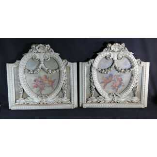 Les angelots - paire de dessus de porte de style Louis XVI en bois laqué, époque 1900