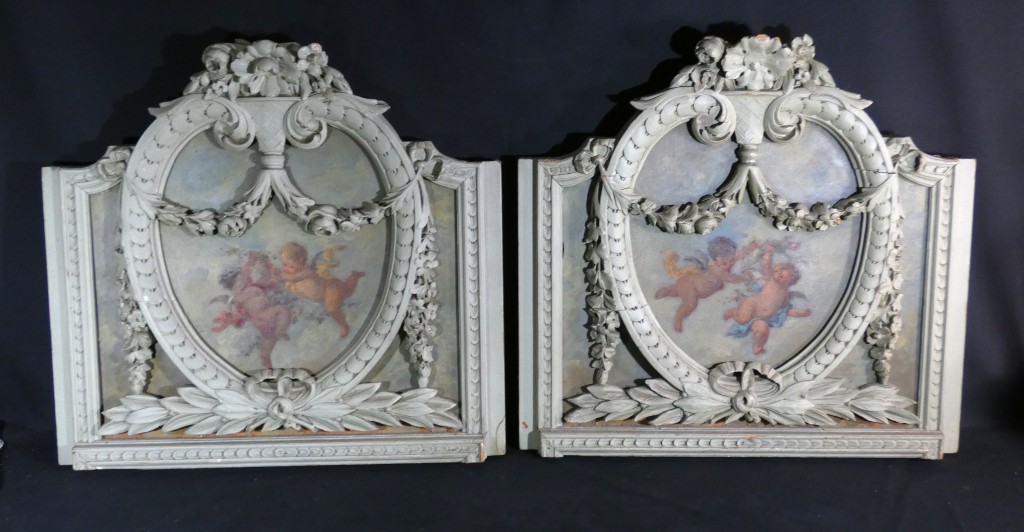 Les angelots - paire de dessus de porte de style Louis XVI en bois laqué, époque 1900
