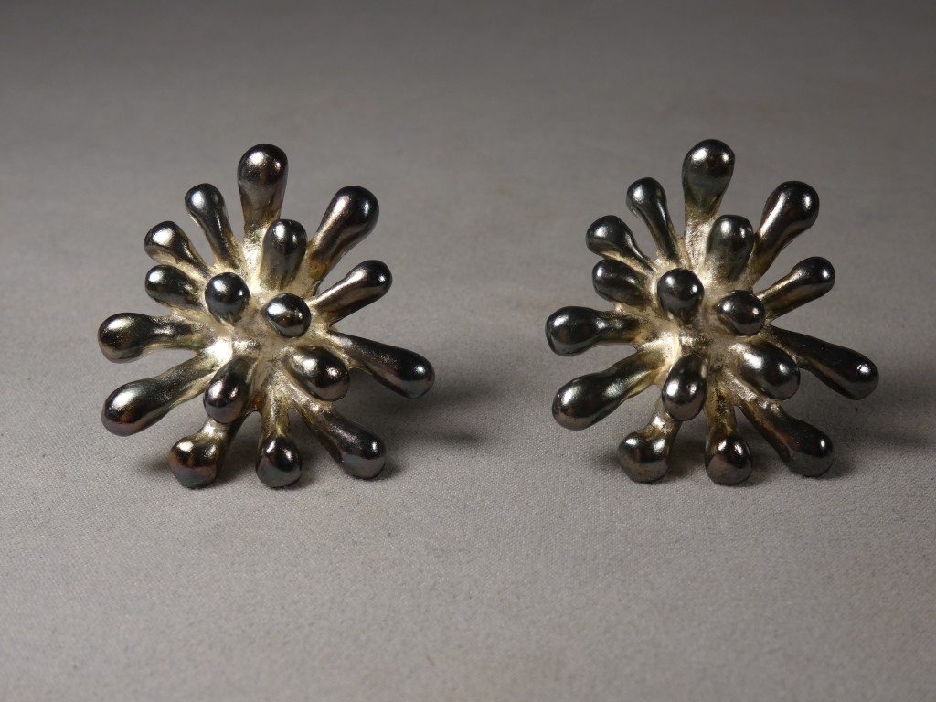 Christian Lacroix, anémones de mer, paire de boucles clips d'oreilles en métal argenté – Image 2