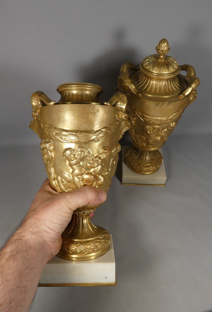Paire de cassolettes en bronze doré dans le goût de Clodion, XIXᵉ siècle – Image 2