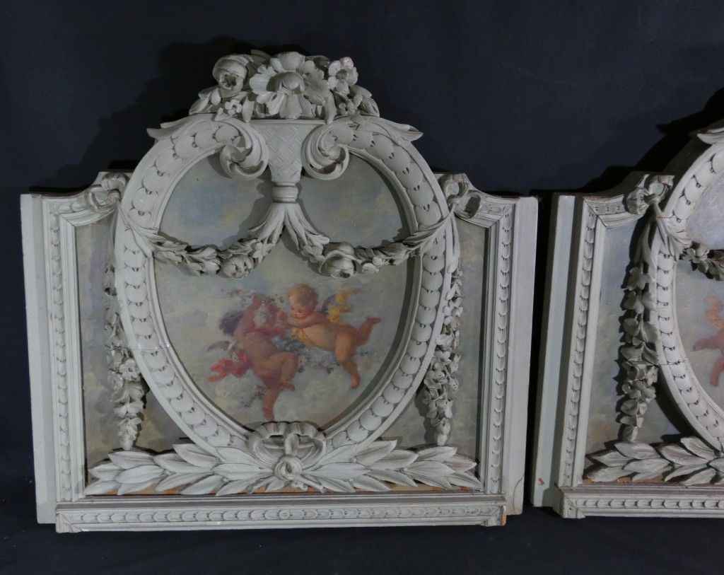 Les angelots - paire de dessus de porte de style Louis XVI en bois laqué, époque 1900 – Image 2