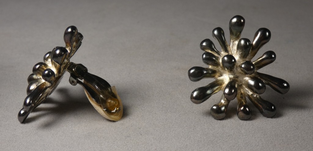 Christian Lacroix, anémones de mer, paire de boucles clips d'oreilles en métal argenté – Image 5