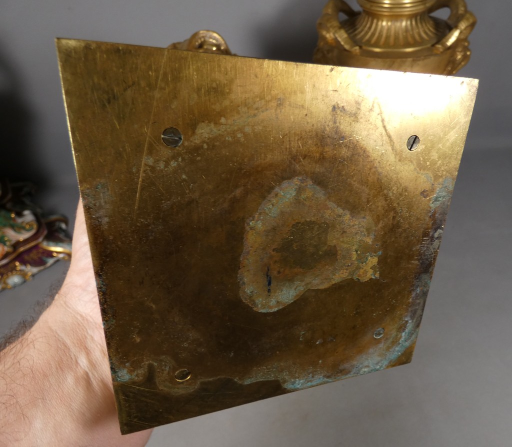 Paire de cassolettes en bronze doré dans le goût de Clodion, XIXᵉ siècle – Image 12