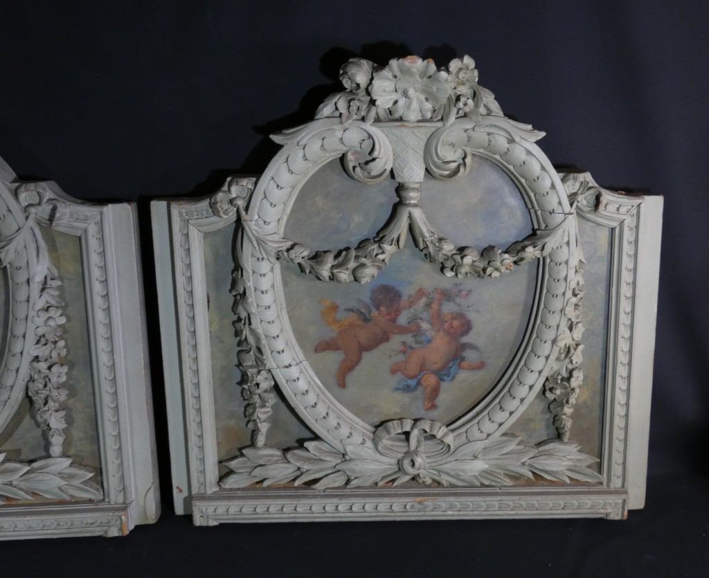 Les angelots - paire de dessus de porte de style Louis XVI en bois laqué, époque 1900 – Image 3