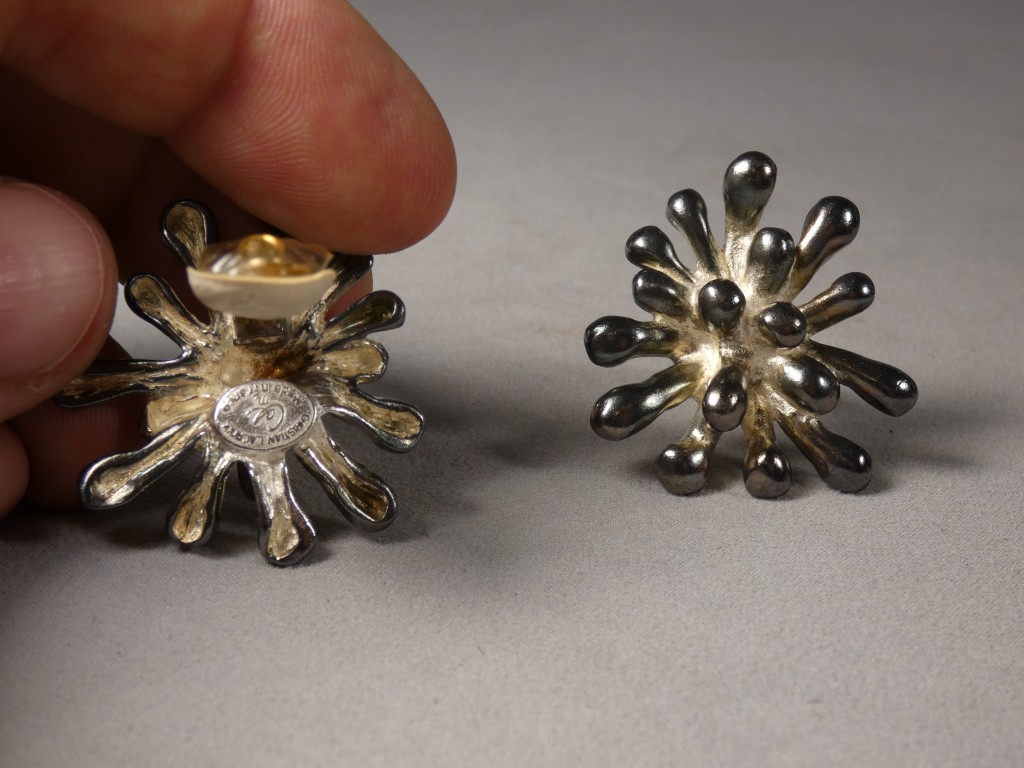 Christian Lacroix, anémones de mer, paire de boucles clips d'oreilles en métal argenté – Image 4