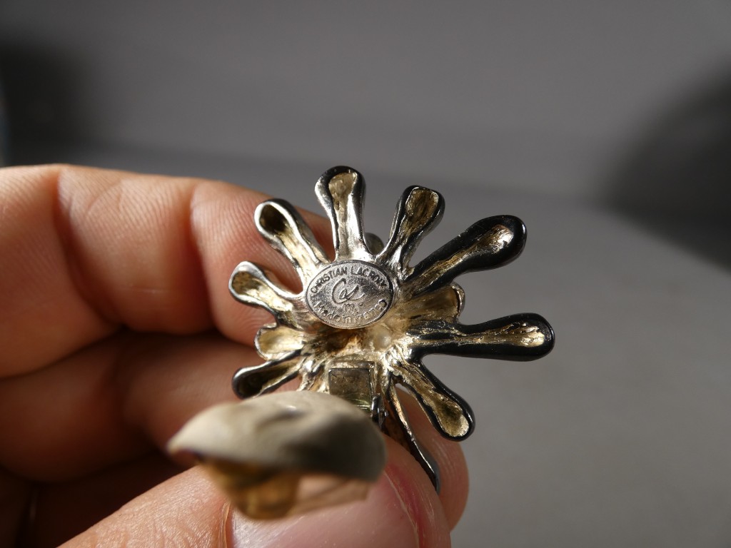 Christian Lacroix, anémones de mer, paire de boucles clips d'oreilles en métal argenté – Image 3