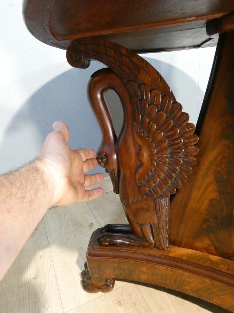 Guéridon aux cygnes d'époque Empire en acajou flammé et marbre turquin, XIX ème – Image 4